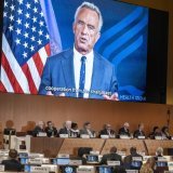Le secrétaire américain à la défense Robert F. Kennedy Jr s'en est pris violemment à l'accord contre les pandémies approuvé mardi à Genève. KEYSTONE/AP/MAGALI GIRARDIN